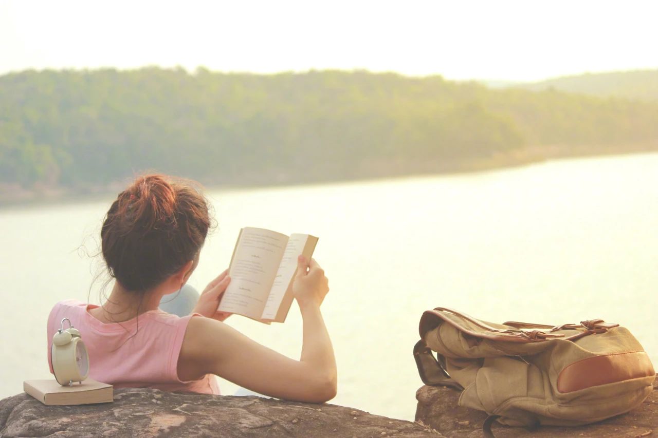 张小娴：“留住一个人，从来不是卑微，而是活得出色和独立。努力成为一个任何人都很想爱上的女人。”