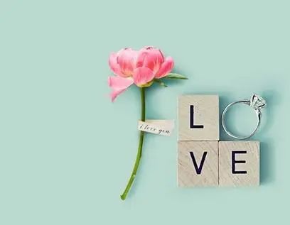 亦舒说：当一个男人不再爱他的女人时，她哭闹是错，静默也是错，活着呼吸是错，死了都是错。